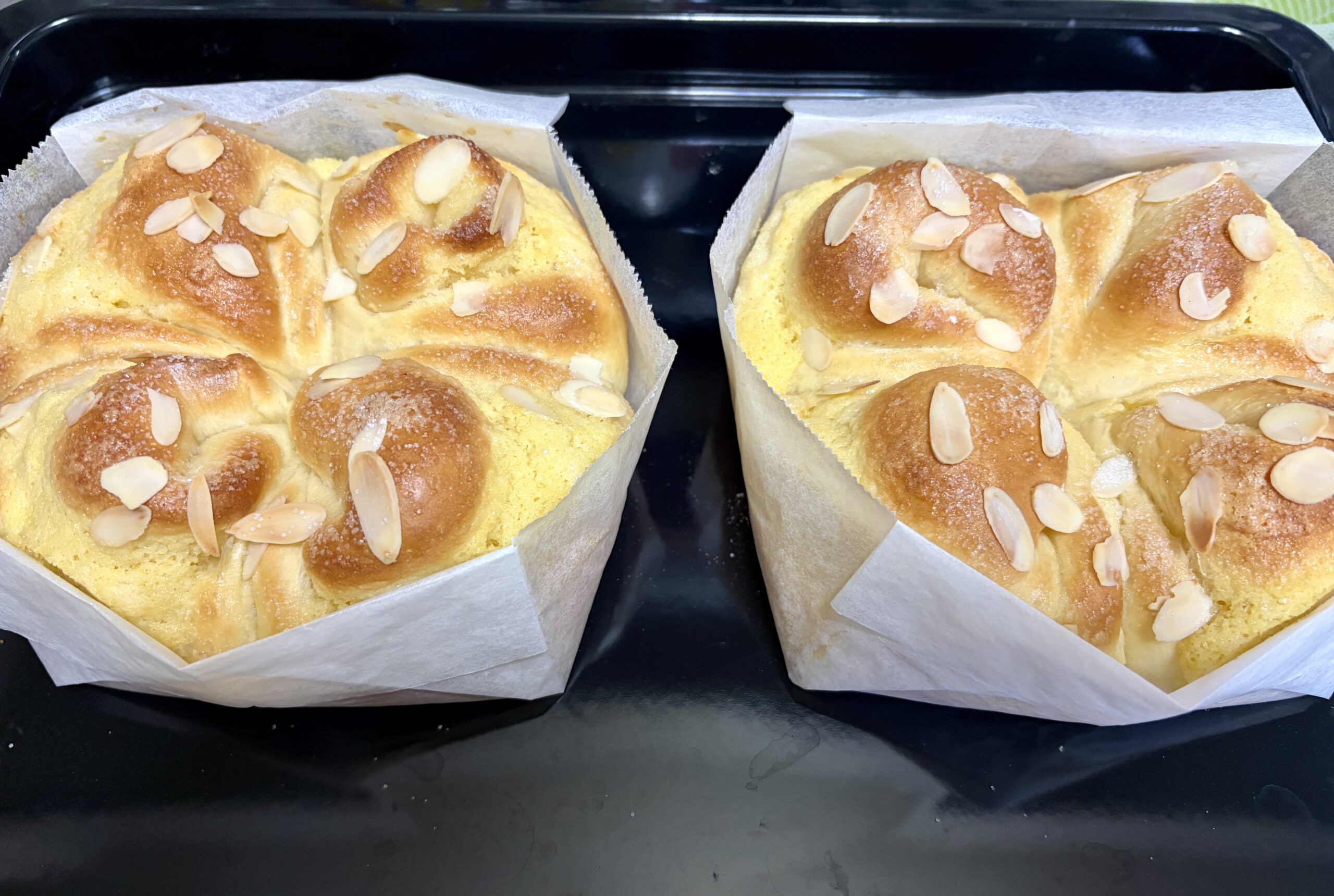 焼き上がったアーモンドクリームパン（天板の上）