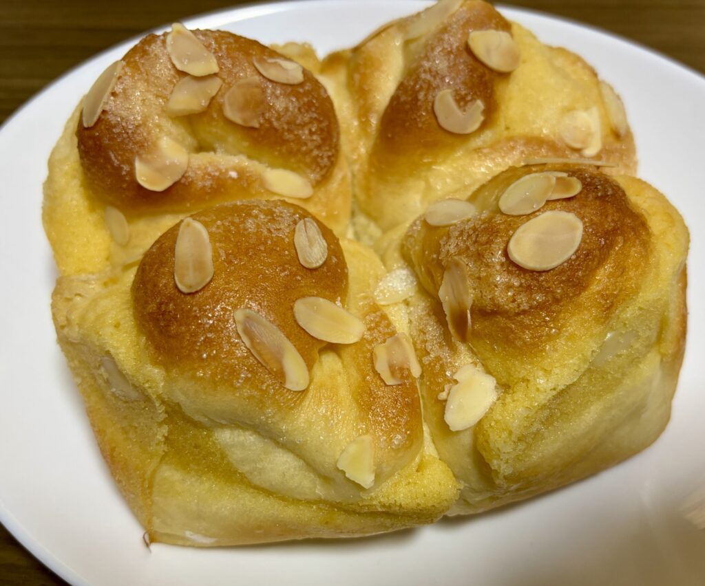 盛り付けたアーモンドクリームパン