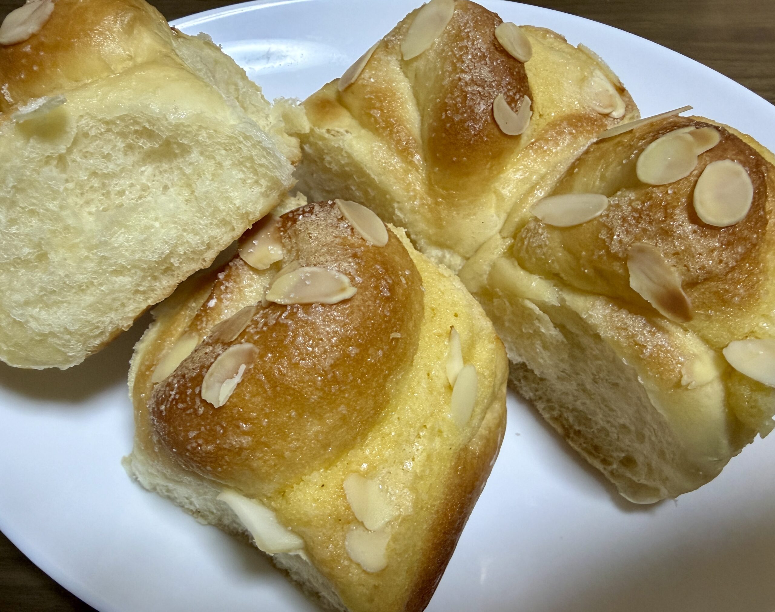 アーモンドクリームパンの盛り付け（アップ）